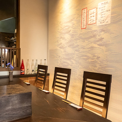 9席のカウンター席を配した店内。居心地の良い空間で上質な和食をお楽しみいただけます。カウンター越しに、料理人が丁寧に調理する様子を眺めながら、旬の食材を使った美味しい料理を堪能できます。静かな雰囲気の中で、手作りの一品一品の心を込められた料理と共に、他のお客様との会話も楽しめるアットホームなお席です