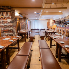 広々とした店内。お席の間隔を十分にとってお過ごしいただけます!ご利用人数に合わせて最適なお席にご案内いたしますので、ごゆっくりお楽しみください。