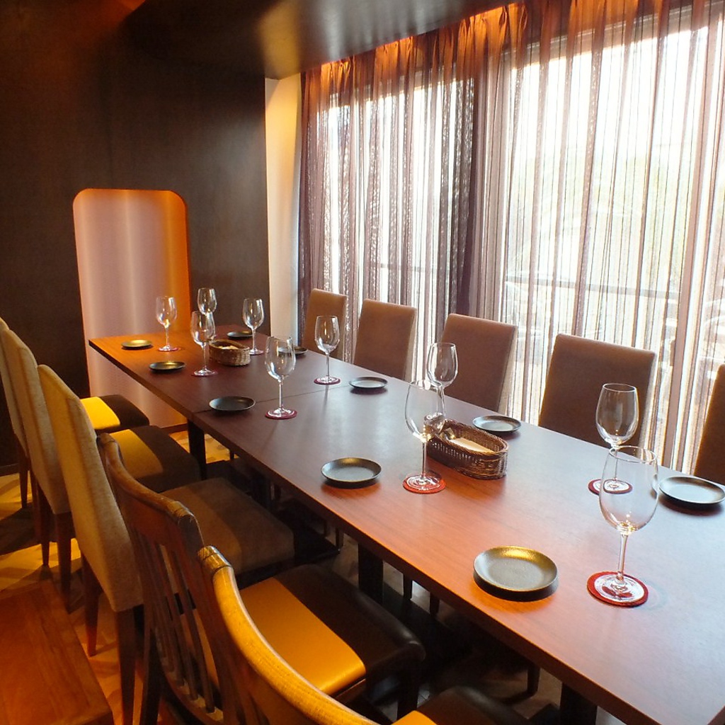 2名～6名様用の半個室あります♪プチ同窓会や誕生日にいかがでしょうか？？　※要ルームチャージ