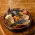 料理メニュー写真&nbsp;贅沢魚介のチリアヒージョ（バケット3枚付）