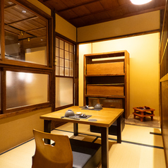 ゆったりとした和の空間で、心地よい時間を楽しめます♪2名様用の個室が2つあり、周囲を気にせずリラックスできます。大切な人との会話が弾む場として最適です。
