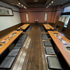 【フロア貸切(個室大広間):最大48名様】個室大広間を貸し切って一体感のある宴会が可能です。周りを気にせず、気の置けない仲間と美味しい焼肉を心ゆくまでお楽しみいただけます。広々フロアを独占して、思い出に残る賑やかな宴会をどうぞ! 貸切に関する詳細やご予約はお気軽にお問い合わせください。