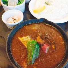 レモンをかけて食べるスパイシースープカレー