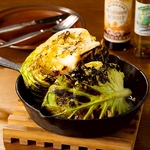 薪火であと一品、豪快にキャベツを半玉丸ごと焼き上げ、丁度よい塩味のおつまみです