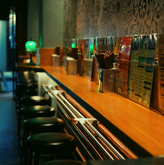 おひとり様のチョイ飲みからデートまで親密な時間を演出するカウンター席をご用意!目の前で調理が楽しめるライブ感と心地よい距離感で、ゆったりとお酒や会話をご堪能いただけます。仕事帰りのサク飲みや大人なデートに最適。こだわりの逸品と厳選酒を心ゆくまでお楽しみください。