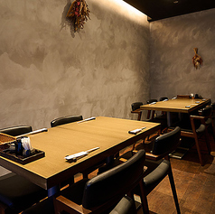 テーブル席は4名席と6名席をご用意。洗練された和空間の中で、心地よいお食事を満喫できます。大切な人と特別な時間を過ごすのに最適な場所です