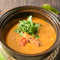 定番の トムヤムクン は土鍋で”アツアツ” をご提供！