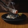 丁寧に切り出された旬の鮮魚に、真っ赤に熱した炭を直接押し当てる『炙りしめ鯖の秘伝書仕上げ』。炭の強烈な熱と香りが一瞬にして身を包み、皮目はパリッと香ばしく、中はレアな状態を保ちます。立ち上る芳醇なスモークの香りと、目の前で繰り広げられる、究極の逸品をご堪能ください。