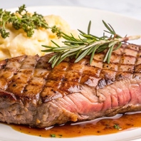 塊肉の旨味を豪快に楽しむ絶品肉料理が自慢！