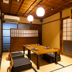 落ち着いた和の雰囲気が漂う空間で、4名様用の個室を完備しています♪親しい友人や大切な人との会話を、楽しむことができます。特別な日や記念日に最適な空間です。