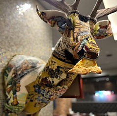 マスコットの鹿、この鹿の下のテーブルもございます