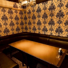 完全個室もご用意。1室のみの完全個室になるため、お早めにご予約いただけると幸いです。プライベート空間が守られた状態で最大8名様でのご飲食をお楽しみいただけます。