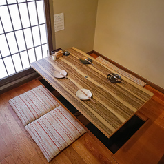 【2階小個室】5名様からご利用可能です。女子会やデートにも最適です。