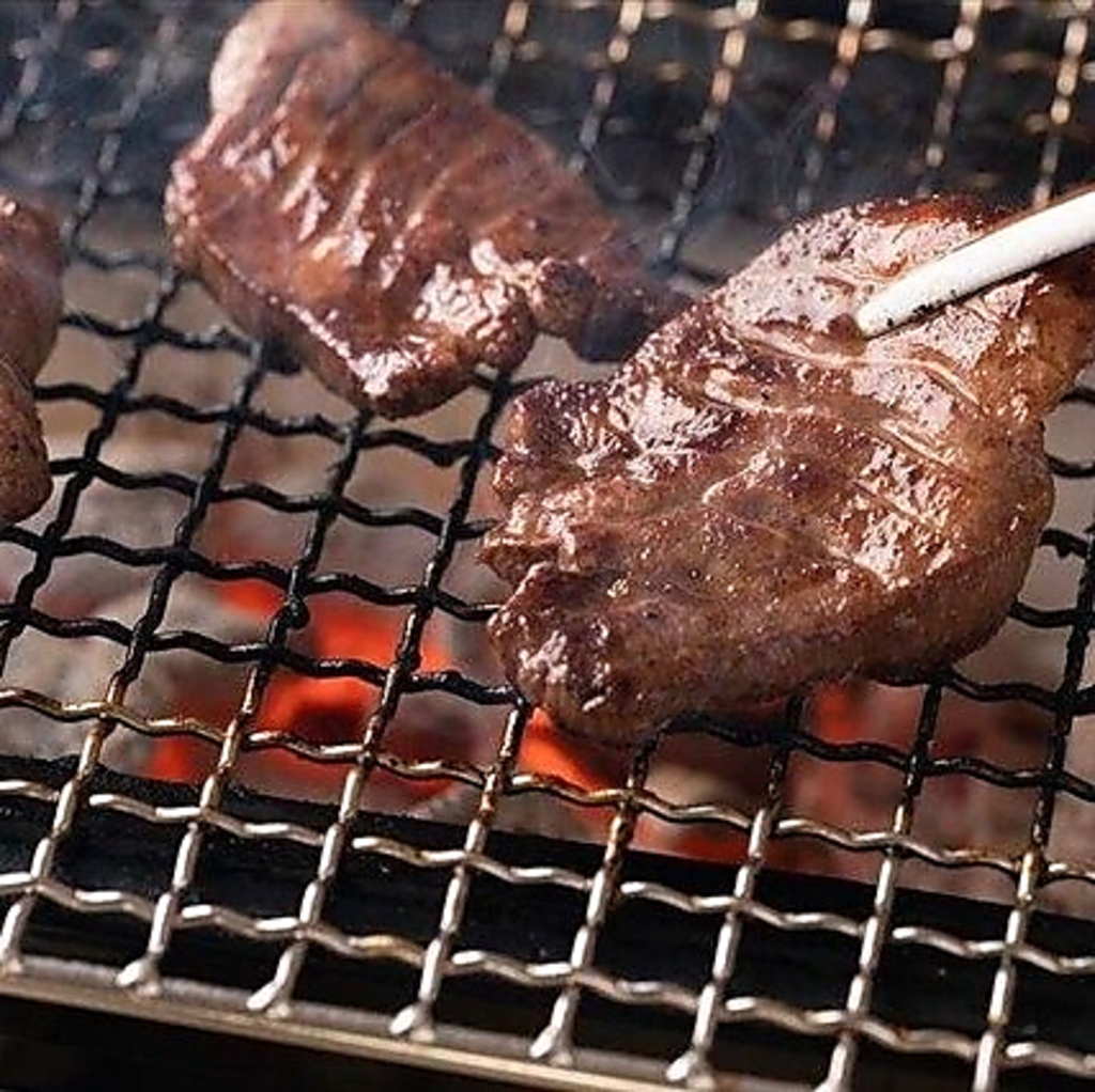 鶏・豚・牛など、オーダーごとに炭火で焼き上げるさまざまな肉料理が自慢！ぼんじりや厚切り牛たんも