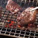 鶏・豚・牛など、オーダーごとに炭火で焼き上げるさまざまな肉料理が自慢！ぼんじりや厚切り牛たんも