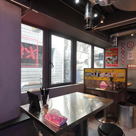 カラフルなネオンの装飾で彩られた魅力的な空間です