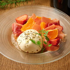 桃と生ハムのブラータ