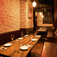 赤と黒が織りなす大人のモダン空間で特別なひとときを