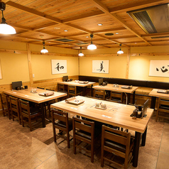 ご家族でのお食事や、会社帰りの同僚とのちょっとした飲み会にもぴったりな4人掛けテーブルをご用意。暖かな照明と落ち着いたインテリアが、落ち着いた空間を演出します。