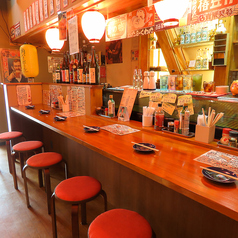 どこか懐かしい昭和レトロな雰囲気が漂うカウンター席。木の温もりを感じる空間で、目の前で焼き上がる餃子の香ばしい音と香りにお酒が進みます♪ひとり飲みやデートにもぴったりの、居心地抜群の特等席です！