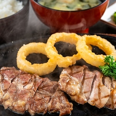 イベリコ豚のグリルステーキとオニオンリング