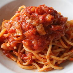 生ベーコンと玉ネギのトマトパスタ（アマトリチャーナ）