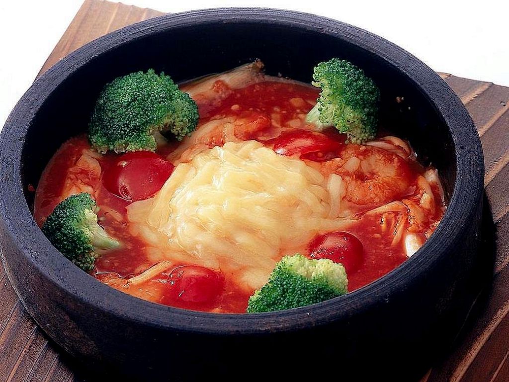 中華の定番料理をアレンジした石鍋干焼蝦仁（エビチリソース）