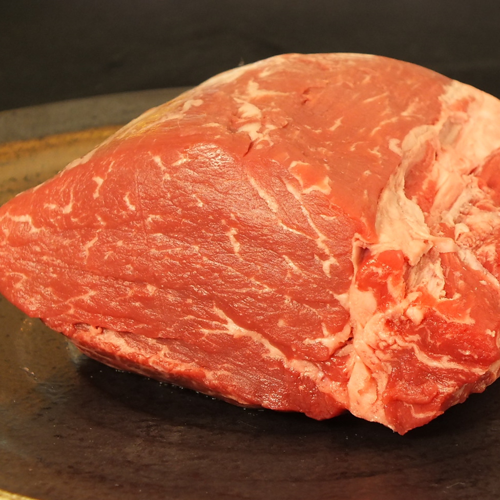 広島県産のお肉を使用したステーキはサーロイン（150ｇ）4000円、ヒレ（100ｇ）2950円。