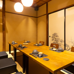 落ち着いた環境が魅力の個室で、6名様までご利用いただけます♪友人や家族との楽しい時間を、静かな和室でお過ごしください。特別な集まりやお祝いにも最適です。