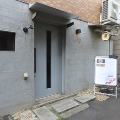 全15席で貸切利用が可能。落ち着いたトーンの内装とシンプルなレイアウトは、会食や仲間内での集まりを心地よく演出します。小規模パーティに適しており、プライベート感を大切にしたひとときが過ごせます。