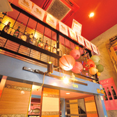 吹き抜けの開放感のある店内