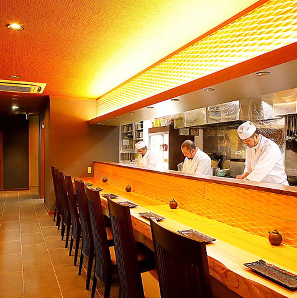 調理場の臨場感を満喫。割烹スタイルで、出来たての料理を味わえるカウンター席