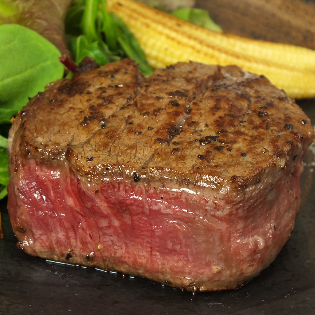 こだわりステーキはA5ランクのお肉を使用。サーロイン（150ｇ）4000円、ヒレ（100ｇ）2950円。