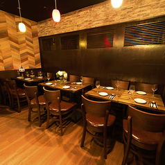 団体での利用に嬉しい、広々としたテーブル席を複数完備。レイアウトの調整も可能なので、人数やシーンに応じた最適なご案内が可能です。会社の宴会や学生の打ち上げなど、幅広い用途に対応。団体様でも快適に過ごせるよう、細やかな配慮を大切にしています。
