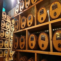 壁一面には樽ワインがずらり！好きなワインを楽しめます