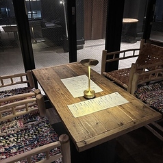 おしゃれ空間でゆったり語り合う夜におすすめのテーブル席です。