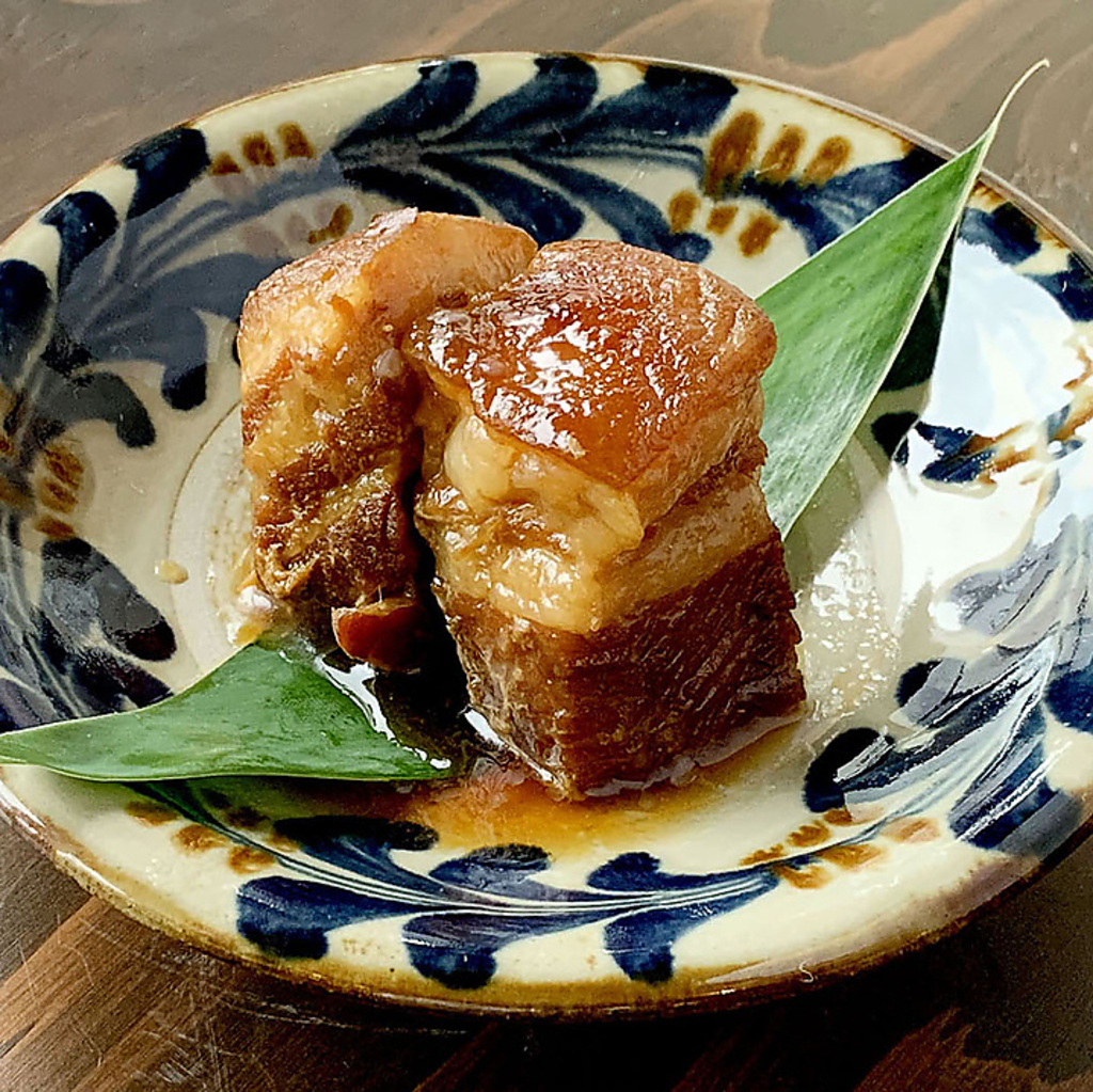 甘辛い味付けが絶品の「ラフテー」など、お酒が捗る一品料理が充実◎沖縄の地酒「泡盛」を合わせて♪