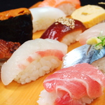 職人の技がキラリとひかる江戸前寿司。