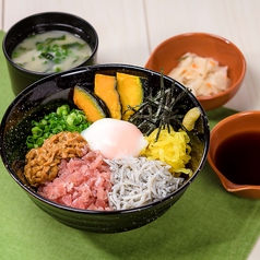 まぐろと釜揚げシラスの彩り丼（味噌汁・漬物付き）