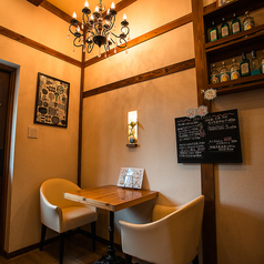 2名様でご利用可能なテーブル席を1卓ご用意しております。夫婦でのお食事やご友人と供に、ぜひご利用ください！