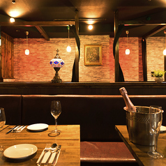 長時間でも疲れにくいソファ席は、ゆったりとくつろぎたい方におすすめ。しっとりと落ち着いた色合いのインテリアと合わせて、居心地の良さは抜群。お食事後の会話も自然と弾み、ついつい長居したくなる空間です。特に女子会やデートで好評をいただいています。