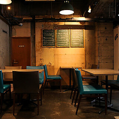 テーブル席は、カジュアルでリラックスした雰囲気の中、友人や家族との会話を楽しむのにぴったりのお席です。