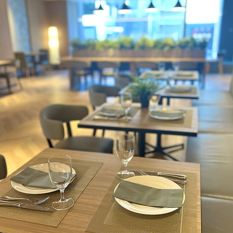 自然光溢れる、広々とした空間で素敵な時間　　季節を味わえる魅力なレストラン