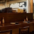 【カウンター席／4名様】落ち着いた雰囲気のある当店のカウンターは全4席。気軽にご利用いただける雰囲気のため、お仕事終わりの一杯や平日ランチ、出張のお食事にもおすすめ！もちろん同僚やご友人、ご夫婦、デートでのご利用にも最適です。こだわりの日本酒と一緒に和助名物牛タンをお楽しみください。
