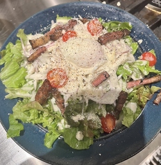 藁焼きベーコンと竹鶏たまごのシーザーサラダ フル
