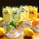 女性のお客様に大人気！果実を丸ごと一個絞りったサワーは690円からご提供中！