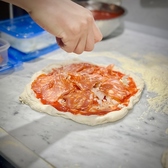 生地の材料は小麦粉、酵母、水、塩の4つだけ。職人の「目で」生地を管理し、職人の「手で」生地を延ばす。石窯による450℃の高温で一気に焼き上げる。極限まで水分量を多くして作られる生地は外はサクッと中はもちもちとした食感。