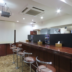 おひとり様歓迎のカウンター席をご用意しています。一人での食事を楽しむ方には、居心地の良い空間でリラックスできる時間を提供します。ぜひお気軽にお立ち寄りください。