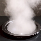 当店は、臨場感抜群の海鮮蒸気を体感できる特別な体験をご提供しています。鮮度抜群の海鮮を使用した料理は、目の前で蒸し上げられる様子を楽しみながら、豊かな香りとともに味わうことができます。デートや家族でのご利用にも最適な空間を整えており、アットホームな雰囲気の中、心温まるひとときをお過ごしいただけます。