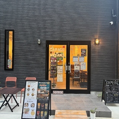 ゆったりとお食事ができるテーブル席をご用意しております。少人数でのランチや女子会、ご家族でのお食事から、12名様でのグループ利用まで幅広く対応可能です。落ち着いた空間で、美味しいお料理と会話を心ゆくまでお楽しみください。